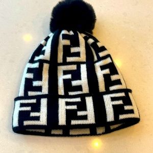 Fendi stocking hat pom-pom ball material is very nice.